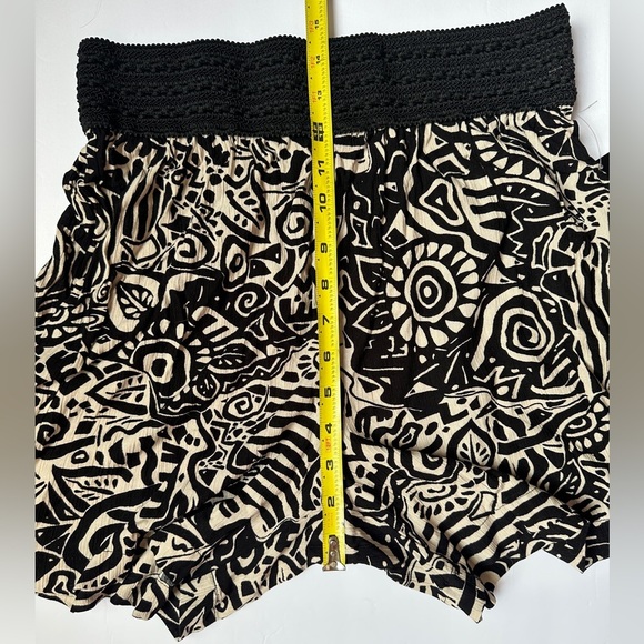 Robert Louis Shorts Womens Sz Medium Black Pull On geometric Print High waist - Picture 4 of 4